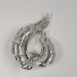 Vintage Lisner Leaf Brooch Silver Tone Textured Ribbon Swirl Wreath Jewelry
